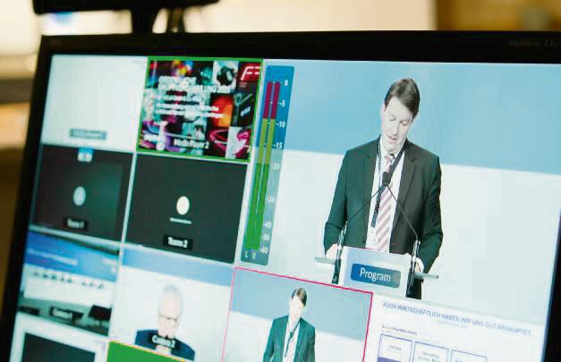 Aus dem A2-Forum in Rheda-Wiedenbrück auf die Bildschirme: Hella-Chef Bernard Schäferbarthold während der virtuellen Hauptversammlung. Foto: Elisa Sholobnjuk