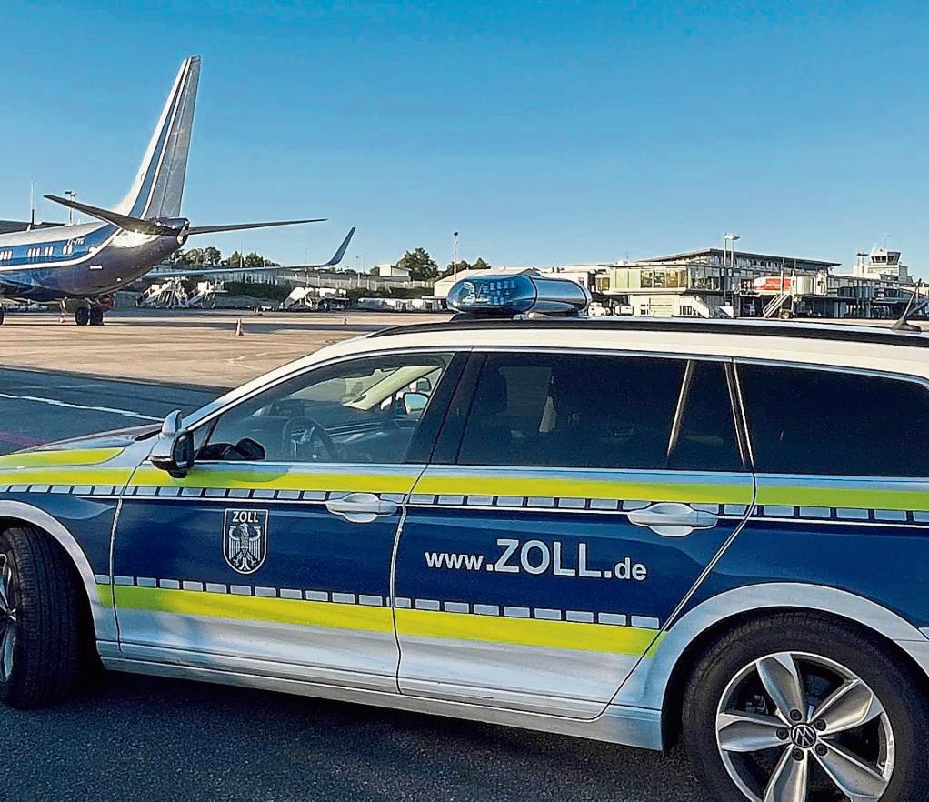Zum Beginn der Sommerferien klärt der Bielefelder Zoll über die wichtigsten Reisebestimmungen auf, damit Reisende gut vorbereitet (wie etwa vom Flughafen Paderborn-Lippstadt) in den Urlaub starten können. Foto: Hauptzollamt Bielefeld