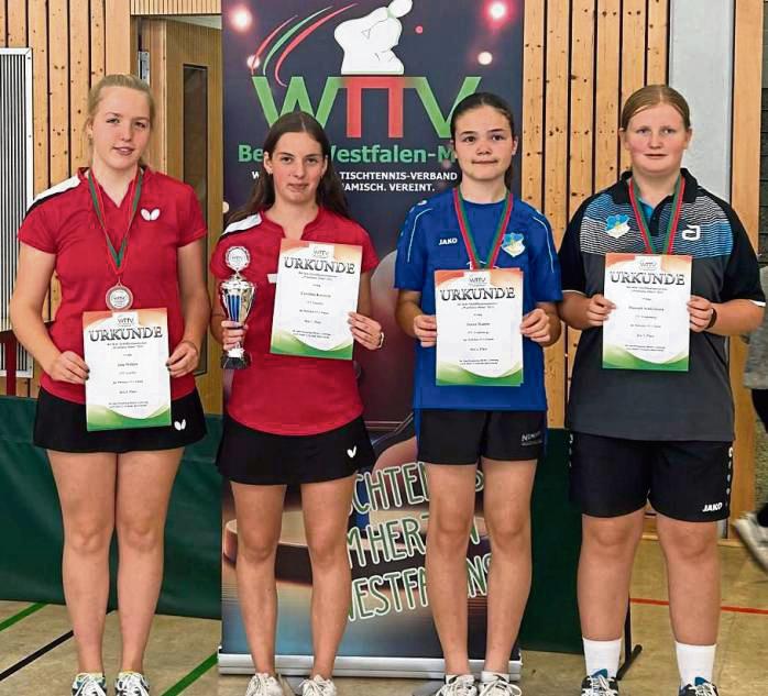 Nach Platz eins im Doppel an der Seite ihrer Geseker Teamkollegin Jule Wilden (l.) krönte sich Carolina Korstick (2.v.l.) auch in der Einzelkonkurrenz zur Siegerin.