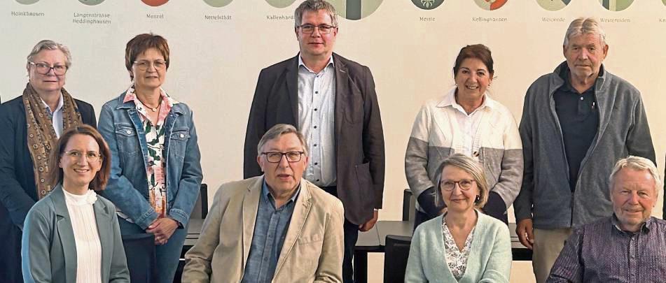 Zu Vorsitzenden der Stifterversammlung wurden Frank Burg aus Kallenhardt (hinten, 3.v.l.) sowie Renate Heidmann (hinten, 2.v.r.).