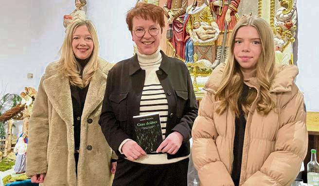 Bestsellerautorin Kathrin Heinrichs (M.) las unter anderem aus „Gras drüber“. Die musikalische Begleitung kam von Larissa (l.) und Lea Barnstorf-Laumanns.