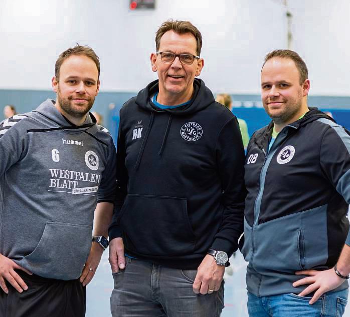 Bilden das neue Trainerteam der abstiegsbedrohten Landesliga-Damen der HSG Rietberg-Mastholte (v.l.): Frederik Brand, Reiner Konikowski und Dominik Brand. Foto: P. Duhme