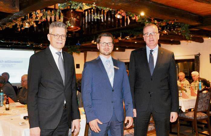 Auf regionalen Treffen wie hier in Wadersloh hat die Volksbank, hier mit den Vorständen Stefan Hoffmann (l.) und Jörg Deutschmann (r.) sowie Teilmarktleiter Michael Kubis, über die Entwicklung der Genossenschaft informiert.