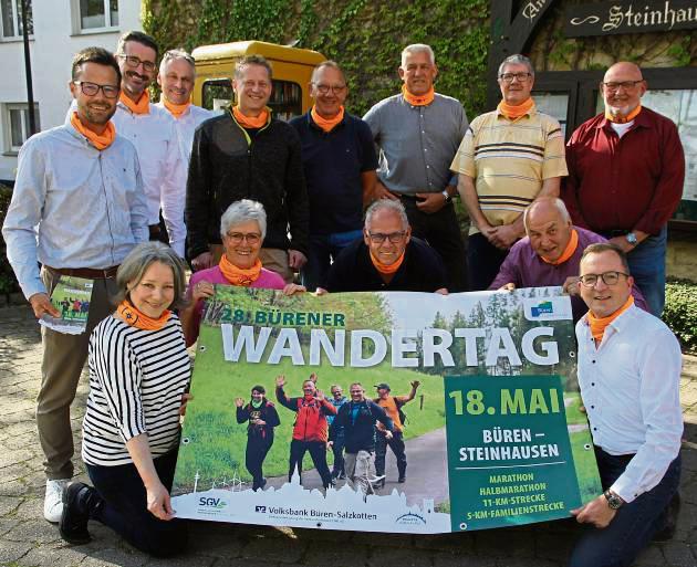 Laden ein zu Strecken bis 42 Kilometer: Die Sponsoren und Organisatoren des Wandertags Foto: Büttner