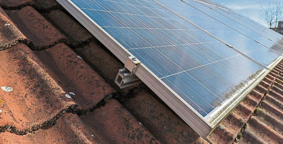 Eine PV-Anlage aufs Vereinsheim? Die Verbraucherzentrale greift unter anderem den oft ehrenamtlich arbeitenden Vorständen unter die Arme. Symbolbild: Raestrup
