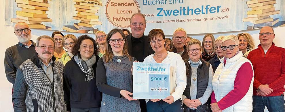 Die ehrenamtlichen Mitarbeiter des Buchladens Zweithelfer sind beeindruckt von der Arbeit von Horizontas. Vorsitzende Kirsten Stichling (Mitte l.) überreichte einen Scheck in Höhe von 5000 Euro an die Trauerbegleiter Thomas Thiesbrummel und Hildegard Fisch.