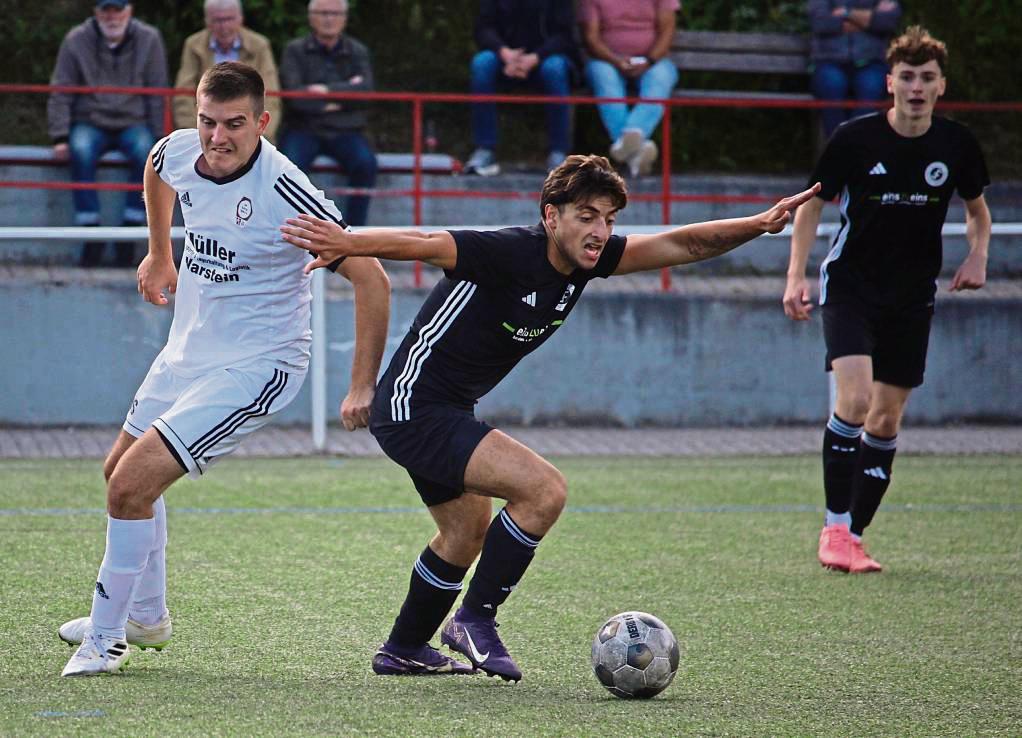 Der SuS Bad Westernkotten II (in Schwarz) startet neben dem TuS Anröchte II als klassenhöchste Mannschaft im Reserve-Kreispokal – und damit als Mitfavorit. Foto: Thorsten Heinke