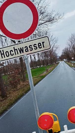 Zwischen Esbeck und Lipperode zwingt Hochwasser Fahrer auf Umwege. Foto: Niggenaber