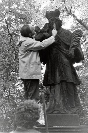 Mit dem Heiligen Nepomuk ist Mellrich eng verbunden. Das Bild zeigt die Reinigung der Statue im Jahr 1990.