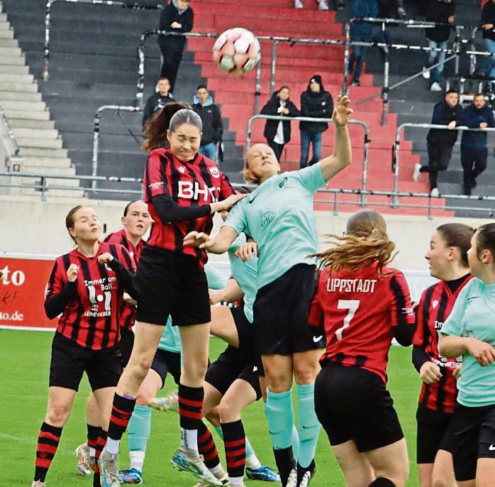 Einen echten Pokalfight lieferten sich der SV Lippstadt (in Shwarz-Rot) und der Favorit aus Stirpe, der am Ende dank eines Treffers von Merle Littmann mit 1:0 gewann und nun im Finale auf den SuS Scheidingen trifft. Foto: Feichtinger