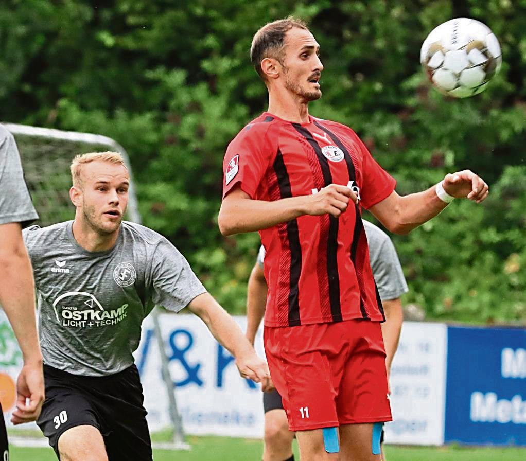 Über weitere Strecken der Partie gaben Jan Penner (l.) und der SuS Bad Westernkotten in Dröschede den Takt vor und gewannen am Ende mit 2:1. Foto: Lütlehaus