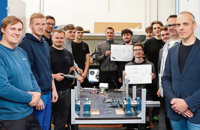 Ein Auto mit E-Antrieb, Lösch- und Lichttechnik: Den Azubis stehen an der FH auch Maschinenbau-Studenten sowie wissenschaftliche Mitarbeiter beratend zur Seite.