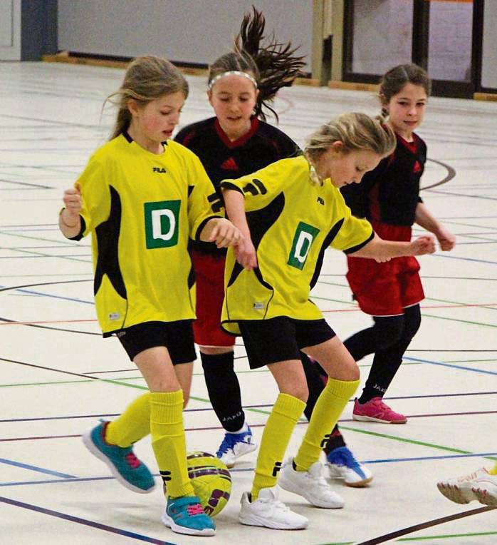 Auch die Mädchen gingen beim Quadro-Cup der Grundschulen in Rüthen mit großer Begeisterung auf Torejagd. Den Turniersieg sicherte sich am Ende die Nikolausschule Rüthen, die auch bei den Jungen Platz eins belegte.