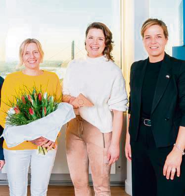 Ministerin Mona Neubaur (r.) übergab den Efre-Star an Saskia Haardt-Cerff (l.) und Marie Ting. Foto: Udo Geisler