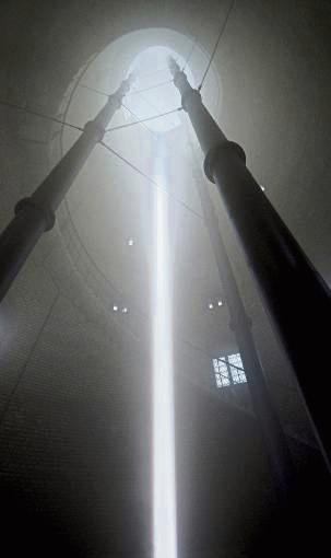Der Künstler Jan-Peter E. R. Sonntag hat im Lippstädter Wasserturm eine Lichtsäule installiert.
