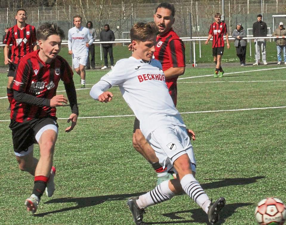 Knapp am Derbysieg schrammten die A-Junioren des SV Lippstadt (in Schwarz-Rot) gegen den SC Verl vorbei. Bis zur 89. Minute lagen die Lippstädter nämlich noch mit 2:1 in Führung, doch dann schlug Verl noch einmal eiskalt zu und glich zum 2:2 aus. Foto: Dannhausen