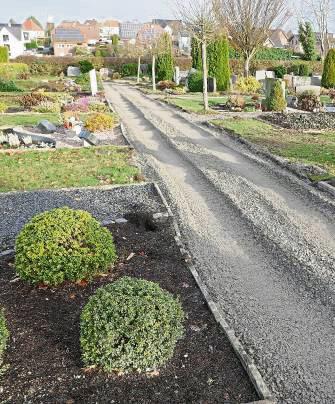 Trotz des Wetters sind die Arbeiten auf dem Friedhof in Mellrich gut vorangeschritten. Foto: Reinhard Priesnitz