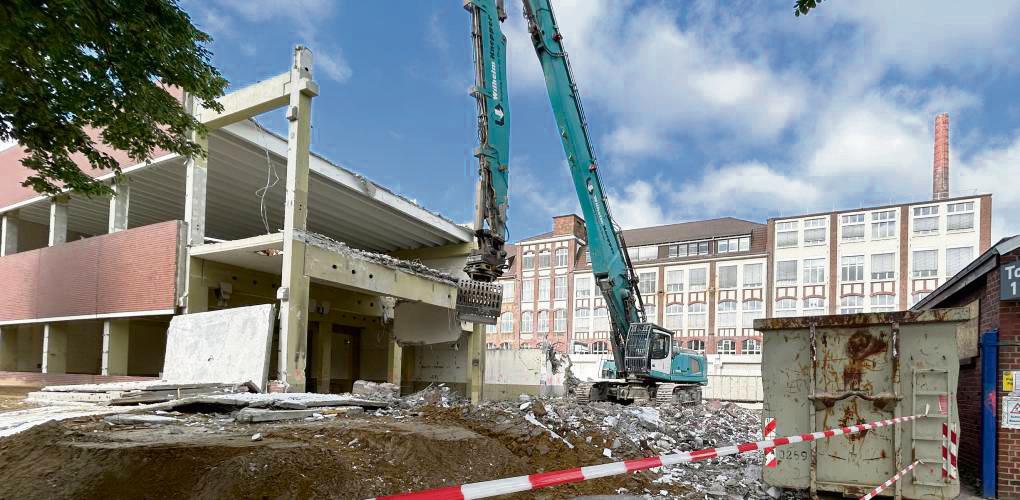 An der Lüningstraße wird gerade die frühere Hella-Galvanik abgebrochen. Die Arbeiten werden noch bis August dauern, die Straße aber nächste Woche wieder freigegeben.