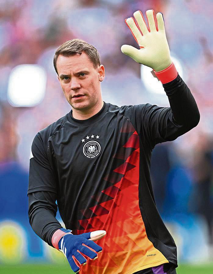 Und tschüss! Nach 15 Jahren erklärte Manuel Neuer seinen Rücktritt aus der Nationalmannschaft. Nach Meinung einiger heimischer Torhüter hätte er seinen Platz durchaus auch früher räumen können. Foto: dpa