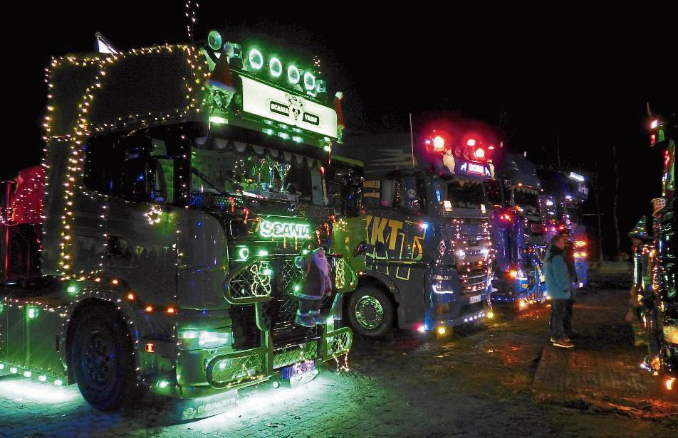 Weihnachtszauber auf dem Dorfplatz: Festlich geschmückte Lkw strahlten in voller Pracht und zogen zahlreiche Besucher an. Foto: Tissen