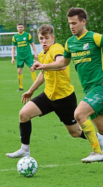 Bleibt am Zehnthof: Phil Mehn (l.), der in der Winterpause vom SV Lippstadt zum SuS Bad Westernkotten übersiedelte, wird auch in der neuen Saison für die Nolte-Elf auflaufen. Foto: Wiegand