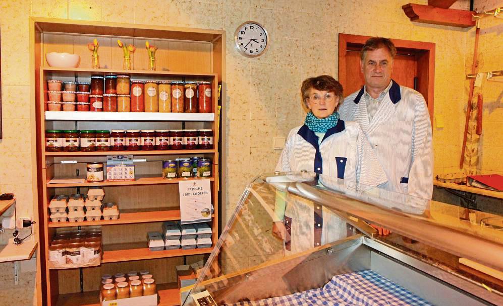 Birgit und Wilfried Kuhnert, zwischen Vergangenheit und Zukunft quasi: Während sie ihre Bedientheke (r.) schließen, verkaufen sie hausgemachte eingekochte Gläser und Co. (l.) auch weiterhin in ihrer Fleischerei in Esbeck. Foto: Niggenaber