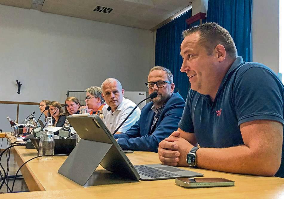 Konsens erzielt: Rechts Feuerwehrchef Rafael Schmidt, daneben Verwaltungschef Alfred Schmidt und daneben Ausschusschef Mattias Bürger. Foto: Eickhoff