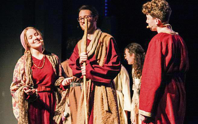 Den Stab fest in der Hand: Moses (M.) wird von Miriam und Aaron unterstützt. Foto: Wissing