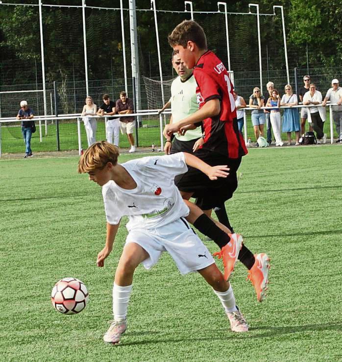 Obenauf waren die C-Junioren des SC Lippstadt II im Derby gegen den TuS Lipperode (in Weiß). So führten die Lippstädter nach sieben Minuten bereits mit 3:0. Am Ende hieß es dann 6:2 für den Favoriten. Foto: Hans Dannhausen