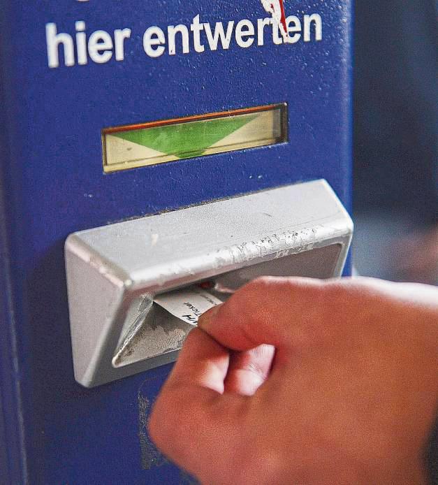 Ab November werden die Entwerter im Westfalentarif-Gebiet abgebaut. Tickets mit Entwertungsfunktion werden bereits Anfang August aus dem Sortiment genommen. Anstelle des 4er-Tickets sollen andere Tarife genutzt werden. Betroffen sind auch die RLG-Busse im Kreisgebiet. Foto: Susann Prautsch/dpa