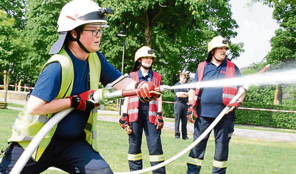 Treffsicher mit dem Strahlrohr mussten die Feuerwehrleute beim inszenierten Löschangriff sein. Fotos: Giannakis