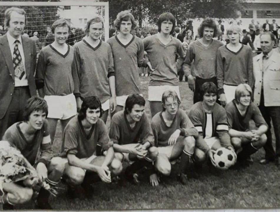 Aufstieg in die Westfalenliga vor genau 50 Jahren: Die A-Jugend des FCA Bökenförde. Zum goldenen Jahrgang gehörten (h.v.l.): Trainer Willi Wollersheim, Norbert Lanhenke, Norbert Hönemann, Klaus Heeger, Lutz Bußlapp, Michael Bieler, Dieter Ferdinand, Trainer Andreas Polder sowie (v.v.l.) Fritz Musga, Johannes Althoff, Werner Wieneke, Michael Tewes, Bernhard Exler, Josef Wiehen. Es fehlt der verletzte Dieter Klemke.