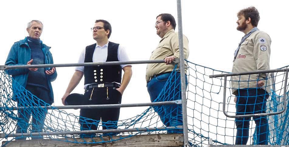 Aus luftiger Höhe begrüßte DPSG-Geschäftsführer Ulrich Weber (l.) die Gäste zum Richtfest am Eulenspiegel. Diese waren begeistert von dem Bauwerk.