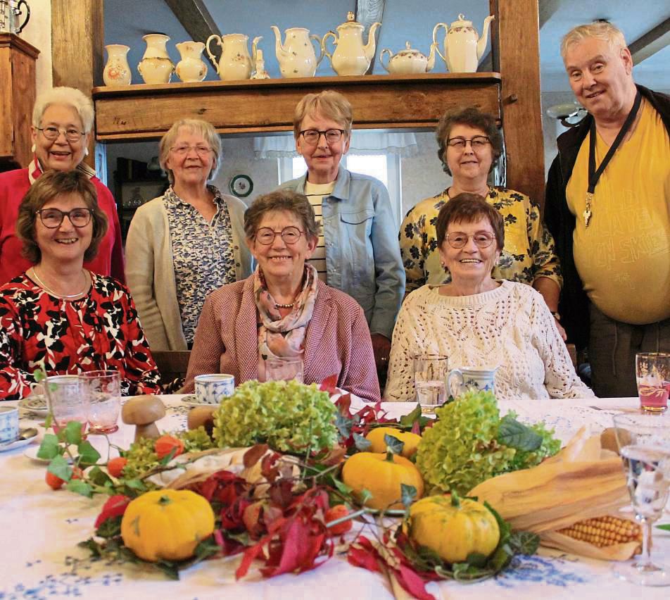 Sie haben schöne Stunden zusammen verbracht: (Oben v.l.) Hildegard Lehmann, Sigrid Moersener, Hilse Rogge, Trixi Brüggemeier, Heribert Emstermann, (unten v.l.) Michaele Sülzle, Edith Westermann und Gertrud Schwarte. Foto: Pia Mintert