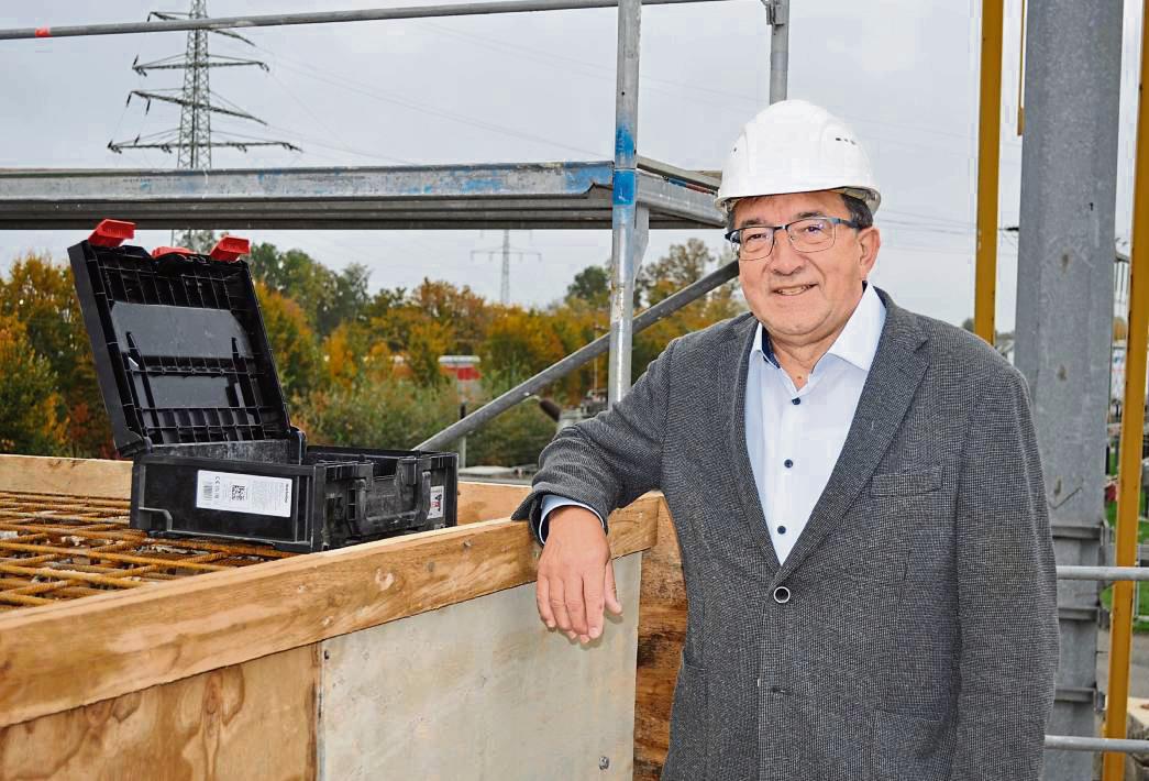 Zukunftsinvestition: Am Roßfeld entsteht für mehrere Millionen Euro eine neue 10 kV-Schaltanlage mit rund 70 Schaltfeldern. Stadtwerke-Geschäftsführer Siegfried Müller hat sich ein Bild vor Ort gemacht. Foto: Stadtwerke Lippstadt/ Häger