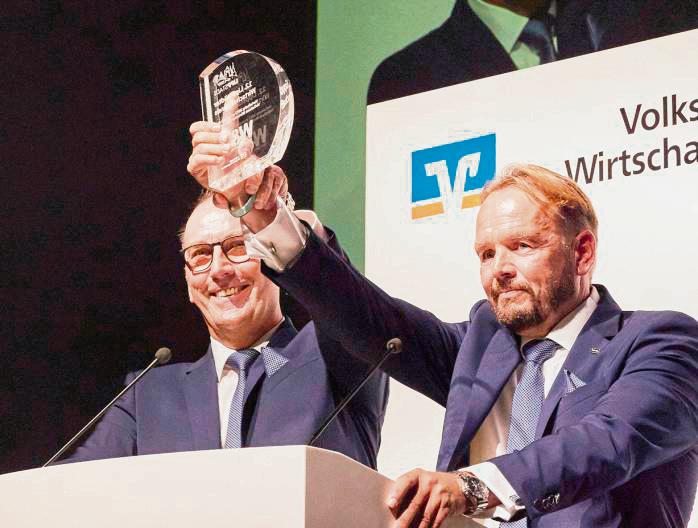 „W&K sind wir nicht allein“: Horst Kemper und Stefan Wieneke (r.) präsentierten den Preis bei ihrer Dankesrede im Stadttheater. Sie sagten: „In der Werkstatt fühlen wir uns wohler als auf der Bühne.“ Foto: Johnigk