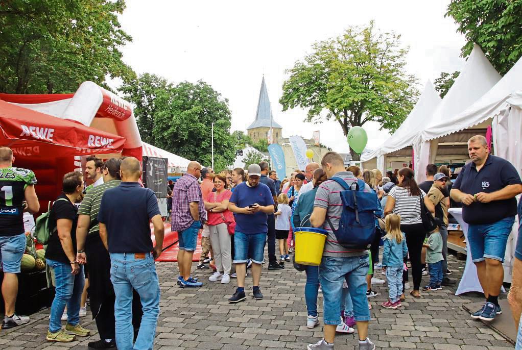 Großer Andrang herrschte beim Anröchter Steinfest an den vielseitigen Ständen der Gewerbetreibenden. Foto: Meschede