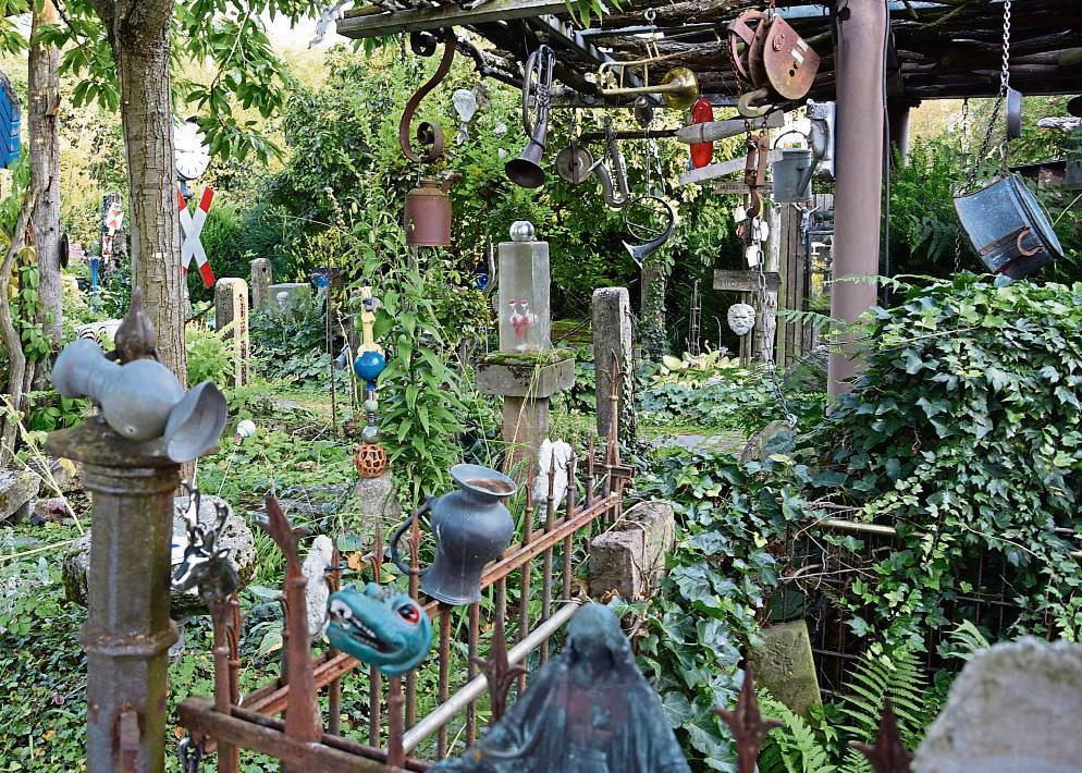 Im Garten der Lenzmeiers weiß man gar nicht, wohin man schauen soll: Überall gibt es kleinere oder größere Dinge zu entdecken. Und zu fast allem kann das Ehepaar eine Geschichte erzählen. Fotos: Kossack