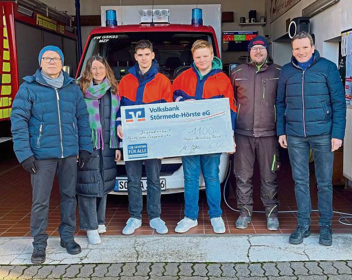 Nach der Spendenaktion an Heiligabend überreichte die Happy-Marching-Band 1100 Euro an die Jugendfeuerwehr.