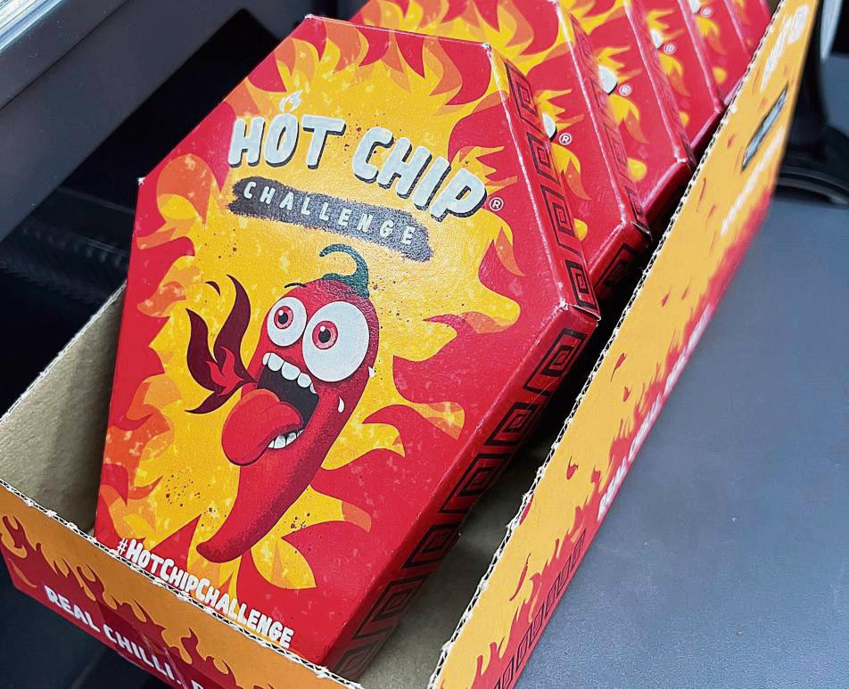 Die Verpackung der „Hot Chip Challenge“ in der Form eines Sarges enthält einen einzigen extrem scharfen Tortillachip – sowie Latexhandschuhe zum Anfassen des Chips. Archivfoto: dpa