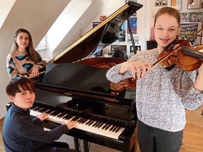 Miriam Preuschoff (r.) und Tim Eichhorn belegten gemeinsam den ersten Platz beim Wettbewerb „Jugend musiziert“ – auch zur Freude von Lehrerin Marina Babakyan. Foto: Puls