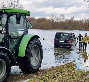 Ein Bulli ist auf einer überfluteten Straße stecken geblieben. Foto: Feuerwehr Lippstadt