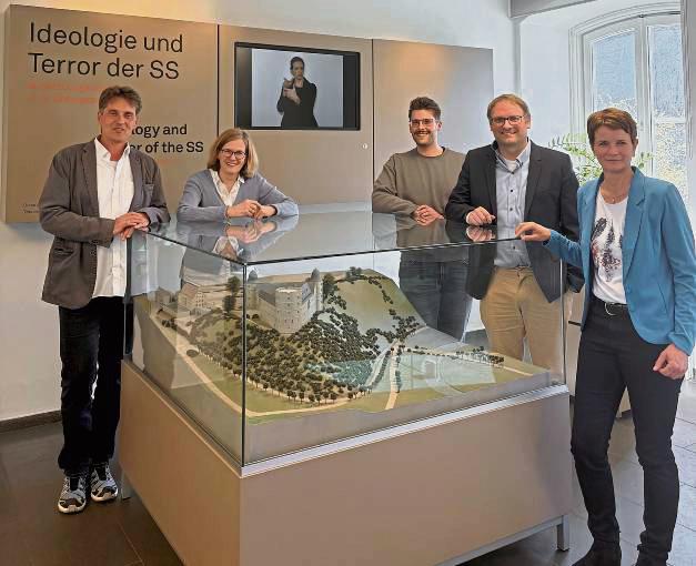 Schulleiterin Anita Rüther (r.) schätzt die Zusammenarbeit mit dem Kreismuseum Wewelsburg sehr.