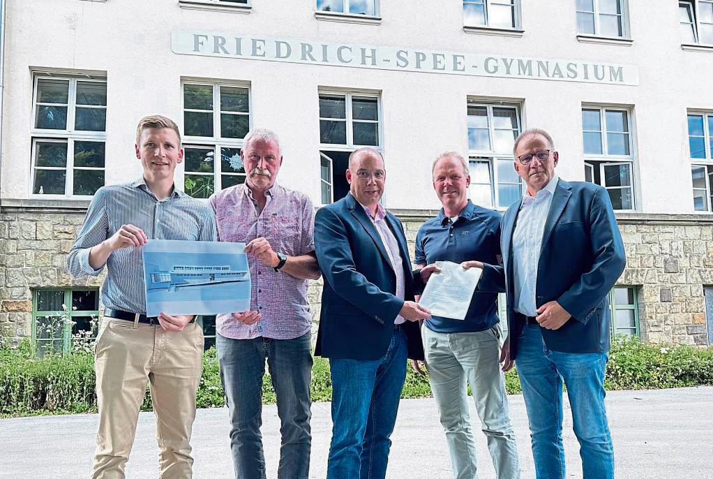 Den Förderbescheid für die neue Turnhalle des Friedrich-Spee-Gymnasiums übergab Martin Roderfeld (r.) von der Bezirksregierung Arnsberg an Bürgermeister Peter Weiken (M.). Mit ihm freuen sich Schulleiter Heinfried Lichte (2.v.r.) sowie Maximilian Spinnrath (l., Stadtverwaltung) und Elmar Brings (Vorsitzender TSV Rüthen). Foto: Bsdurek