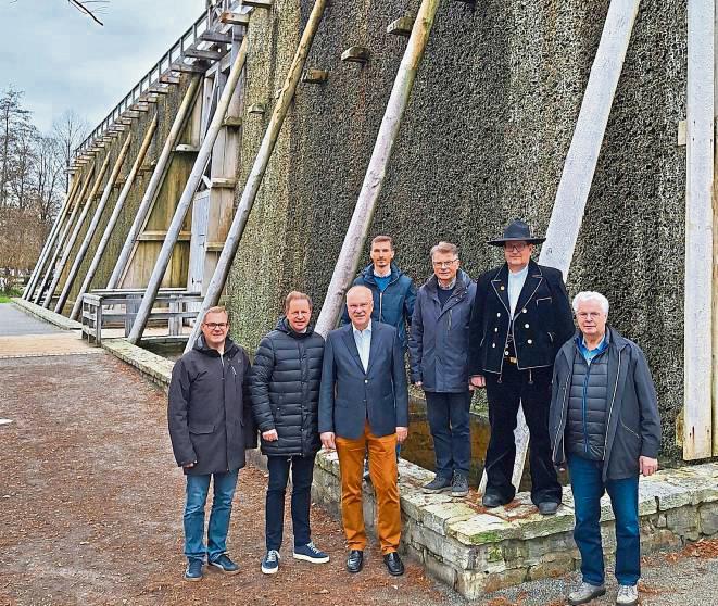 Bereiten sich aufs die Sanierung des Gradierwerks vor (v.l.): Martin Westermeier (Stadtentwicklung Salzkotten), Bürgermeister Ulrich Berger, Klaus Michels (Vorsitzender und Werkmeister des Sälzerkollegiums), Nico Unger (Stadtentwicklung), Heinz Sonntag (Direktor des Sälzerkollegiums), Markus Keuper und Rudolf Keuper (Holzbau Keuper).