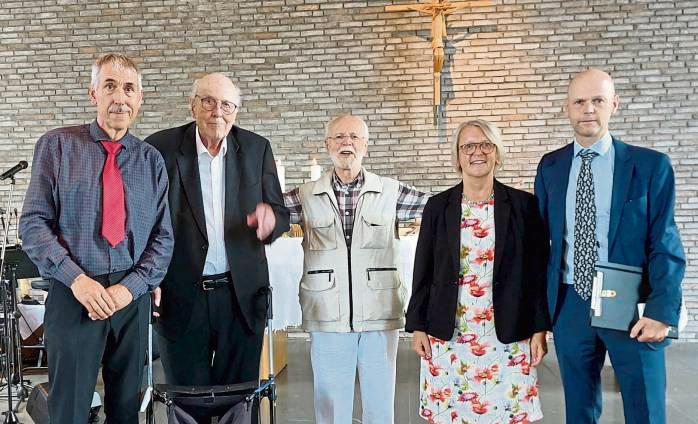 Unser Bild zeigt (v.l.) : Christoph Peters, Karl-Ludwig Höpker, Pfarrer i.R. Horst Niemeier, Diakonin Petra Haselhorst und Superintendent Manuel Schilling anlässlich des 60. Geburtstages der Johanneskirche.
