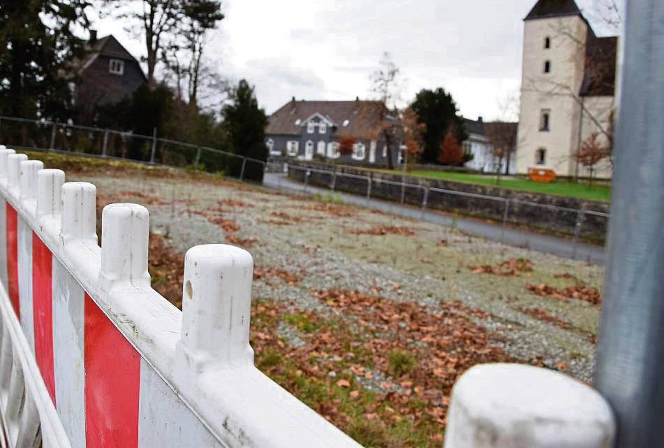 Dort, wo gerade die Abriss-Reste des ehemaligen Hauses der Vereine umzäunt sind, soll der neue Verwaltungsbau hin. Foto: Kossack