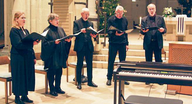 Fünf der zehn Sängerinnen und Sänger des Ensemble 25, das sich extra für die vierte Vespermusik in der Lippstädter Marienkirche zusammengefunden hat. Foto: Helga Wissing
