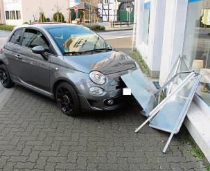 Das Auto prallte gegen eine Hauswand. Foto: Polizei