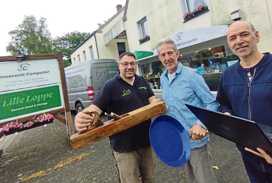 Nico Cremonese, Karsten Westhues und Luigi Innocenti (v.l.) teilen sich die Räume des ehemaligen Tischlerei- und Bestattungsbetriebs in Esbeck. An der Paderborner Straße befruchten sich ihre Gewerbe gegenseitig. Foto: Niggenaber